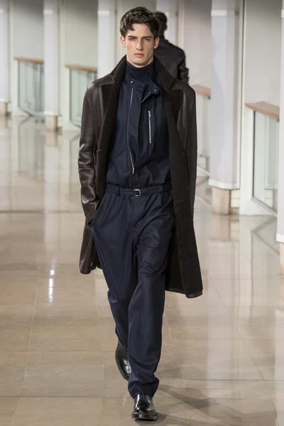 Look 32